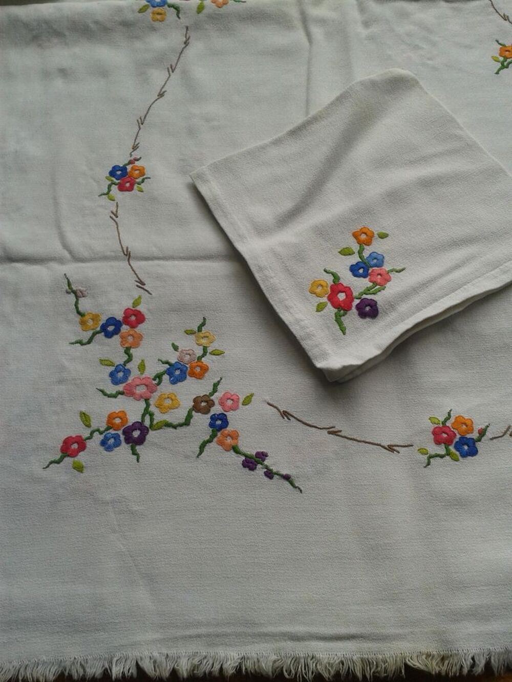 NAPPE A FLEURES BRODER MAINS Décoration