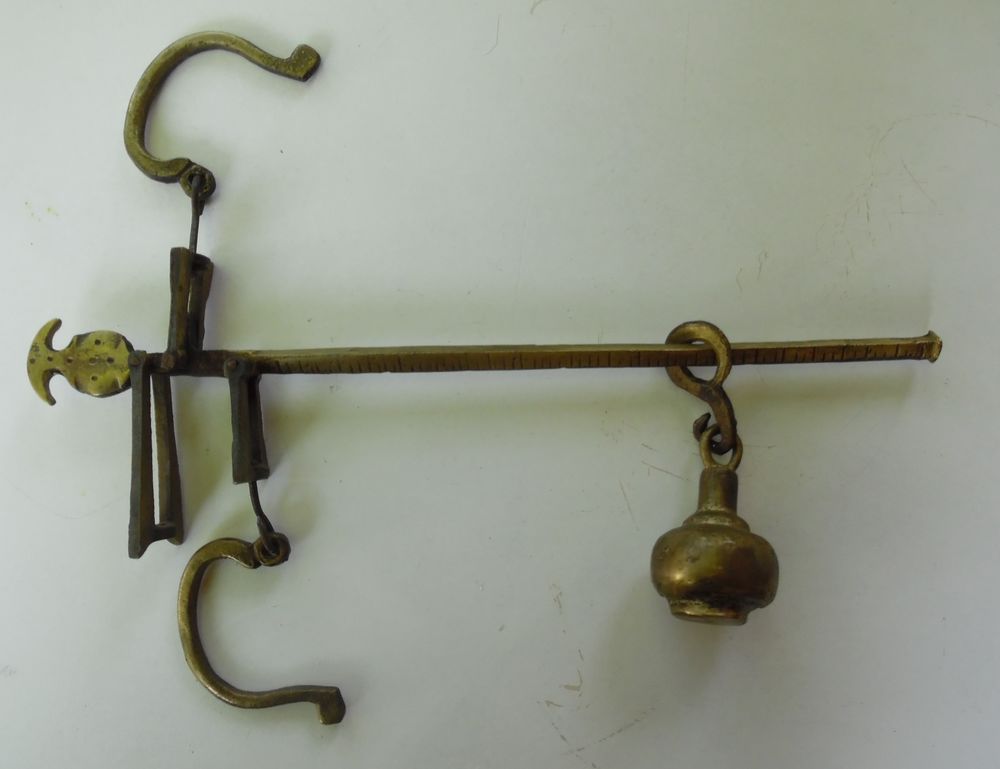 Tr&egrave;s ancienne balance Romaine en laiton (cuivre jaune) 
