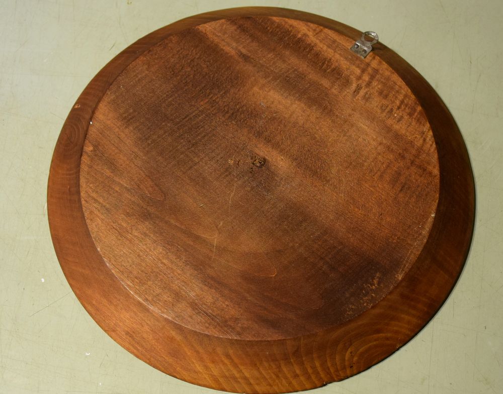 Assiette Bois Ancienne - Sc&egrave;ne de veill&eacute;e &agrave; la chemin&eacute;e. Décoration