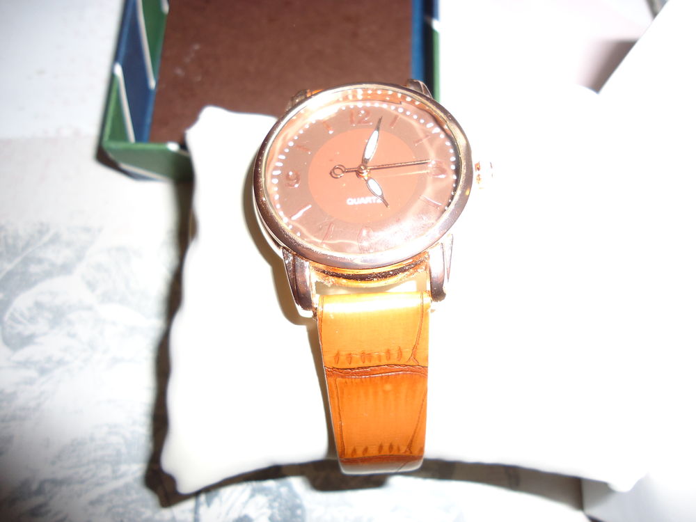 MONTRE DANS SON COFFRET NEUF Bijoux et montres