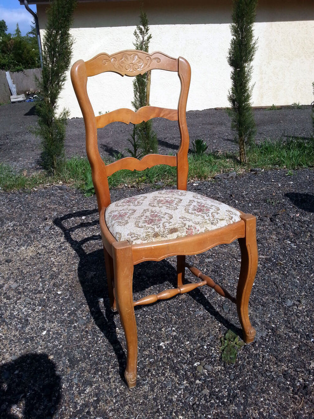 Chaise en bois et tissus
Meubles