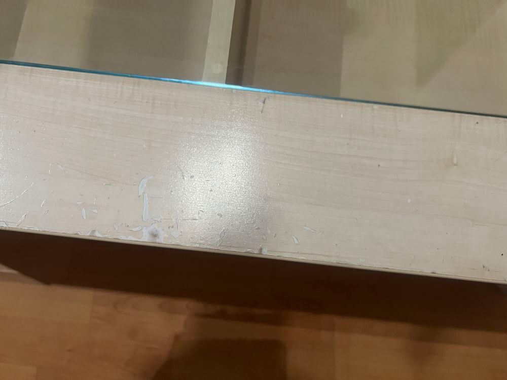 Table basse moderne avec vitrine int&eacute;gr&eacute;e. Meubles