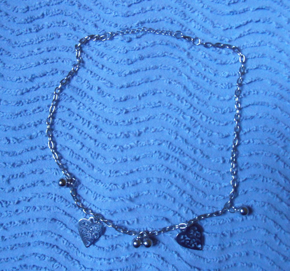 Collier cha&icirc;ne en m&eacute;tal argent&eacute; +2 pendentifs en forme coeur Bijoux et montres