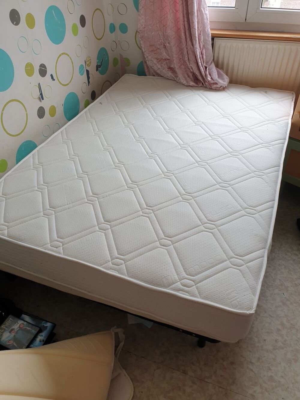 Matelas ergonomique avec sommier, et cache sommier si besoin Meubles
