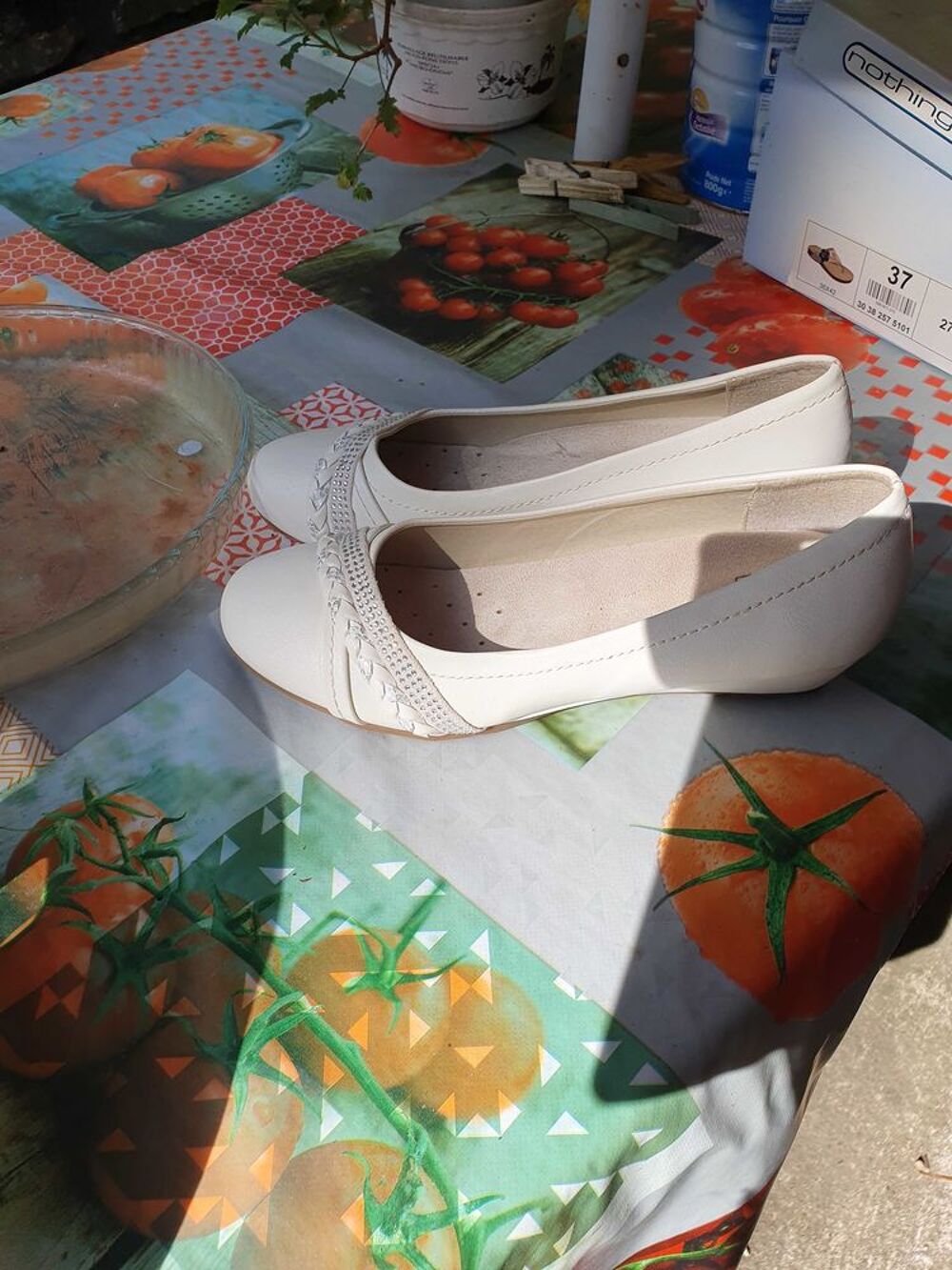 deux paires de chaussures blanche taille une 36 l'autre 37 Chaussures