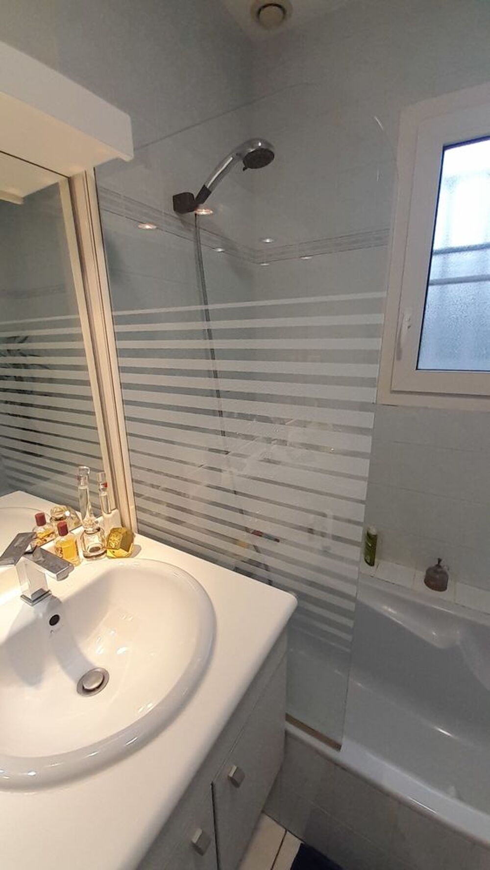 Salle de bains compl&egrave;te avec WC et lave mains Meubles