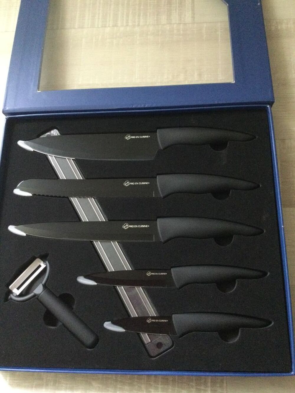 Coffret de couteaux inox avec rev&ecirc;tement anti adh&eacute;sif 
Electroménager