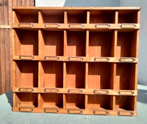 Meuble à casiers. Vierzon (18)