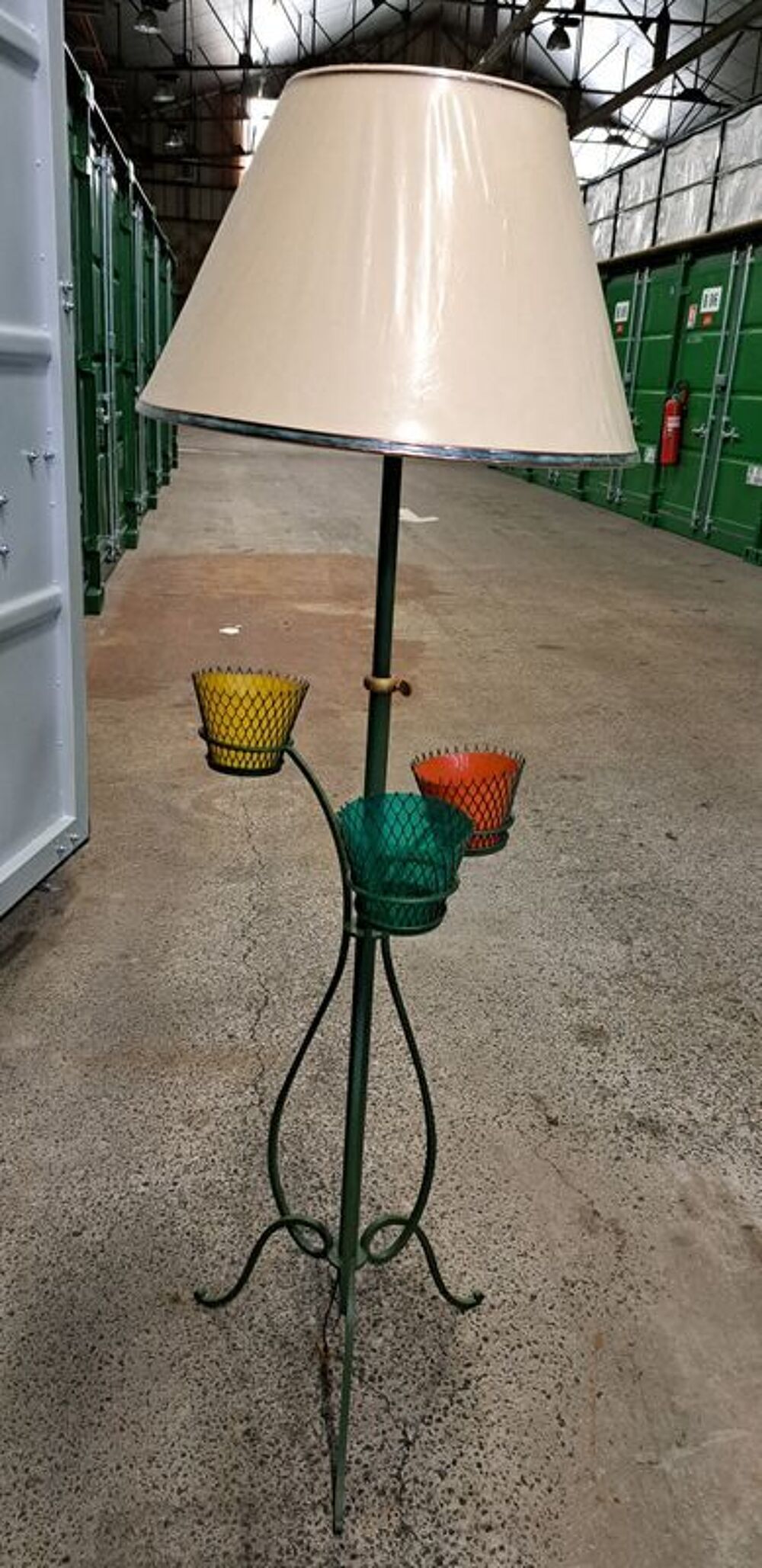 Ancien lampadaire artisanal en fer forg&eacute; Décoration