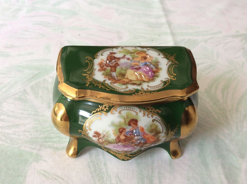 Bo&icirc;te &agrave; bijoux Limoges forme commode d&eacute;cor sc&egrave;nes galantes Décoration