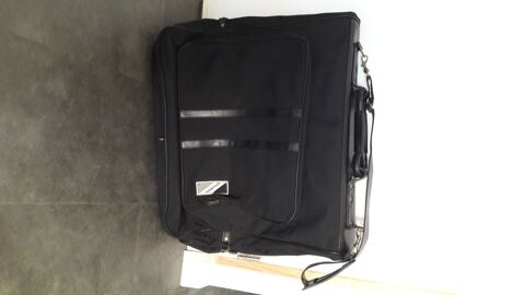 Bagage porte habits � bandouli�re. 10 Muzillac (56)