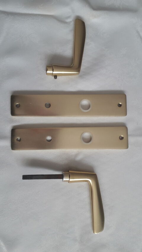 Poignes de porte alu champagne
25 Salon-de-Provence (13)