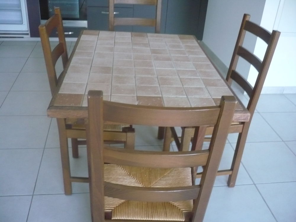 TABLE DE CUISINE+ 4 CHAISES Meubles