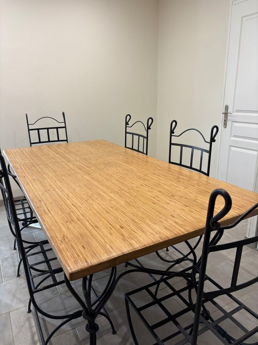Table en bois + 6 chaises en fer Meubles