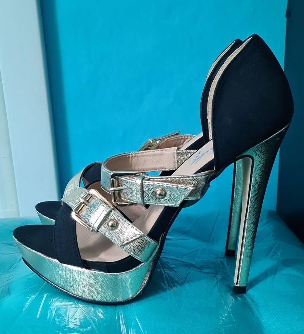 Chaussures &agrave; hauts talons 15 cm. Noir et or. Chaussures