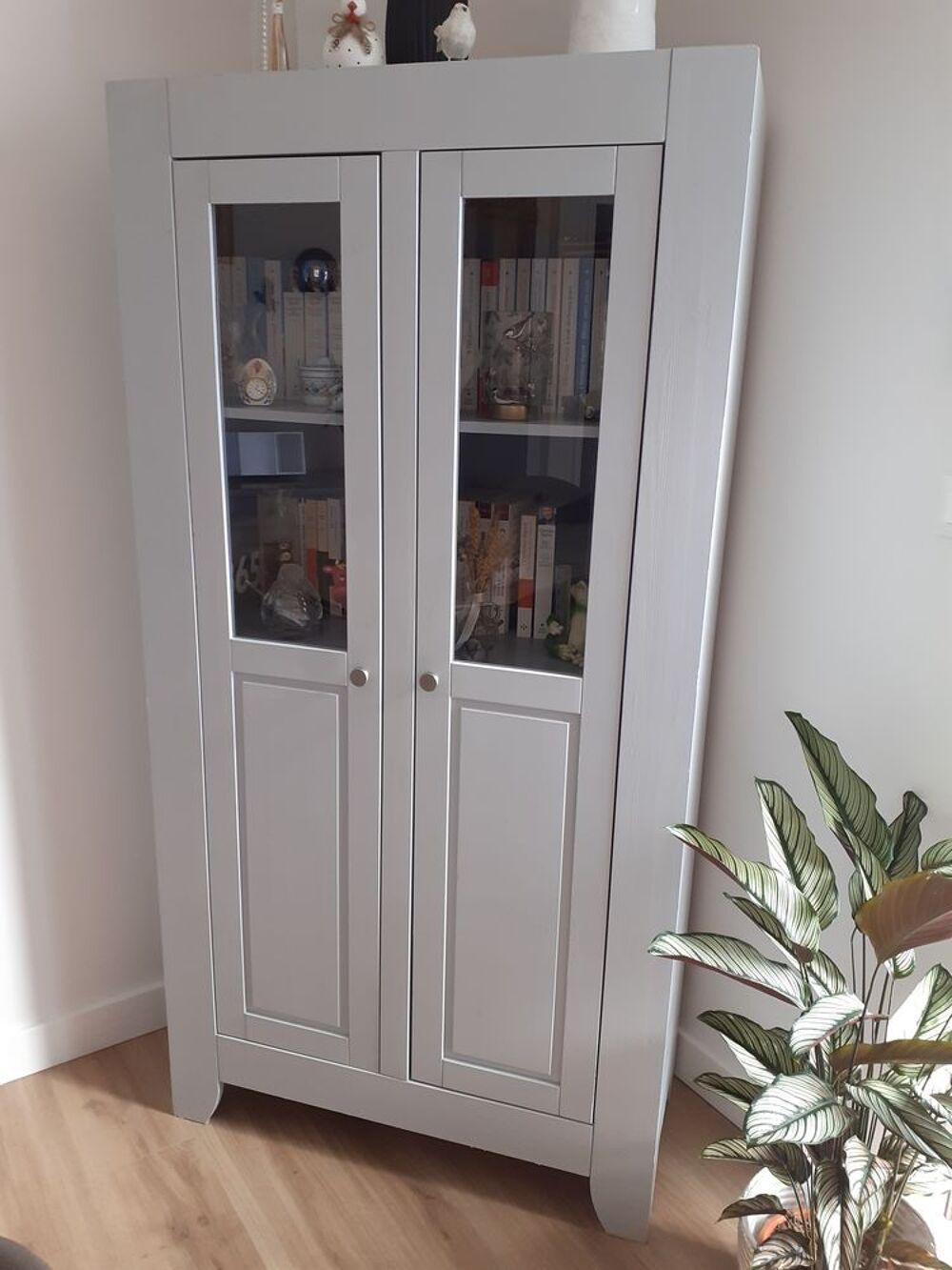 Buffet et biblioth&egrave;que en bois peint assortis (
Lot) Meubles