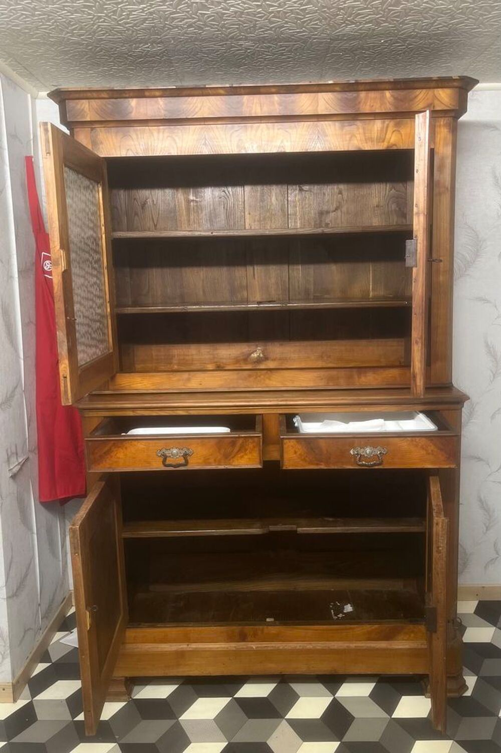 Armoire / vaisselier ancien en bois massif style vintage avec vitrine Meubles