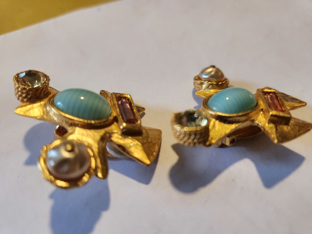 BO Clip croix dor&eacute;e DG cabochon bleu/ perle/strass C.LACROIX Bijoux et montres