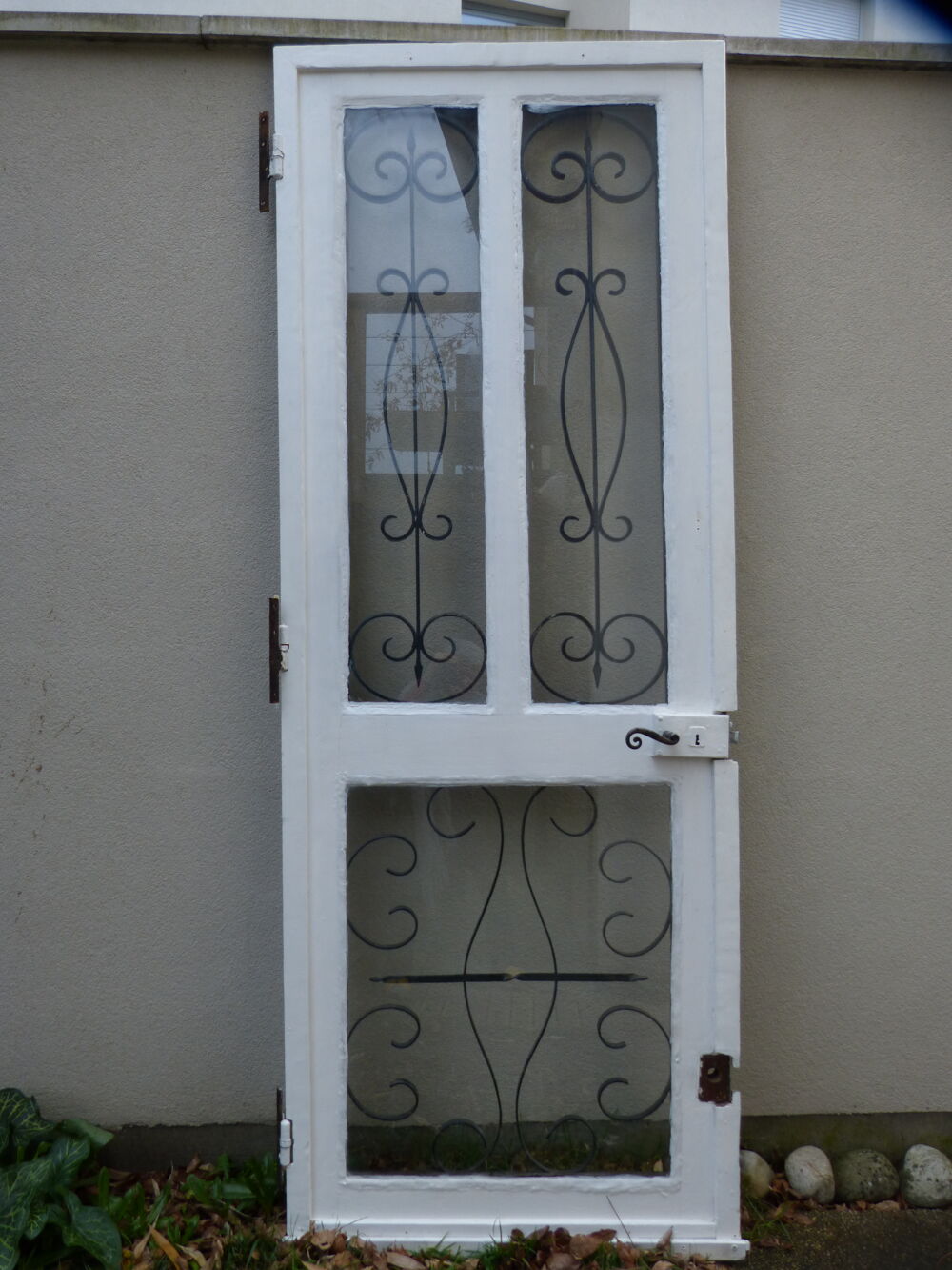 porte ancienne bois et grille fer forg&eacute; Meubles