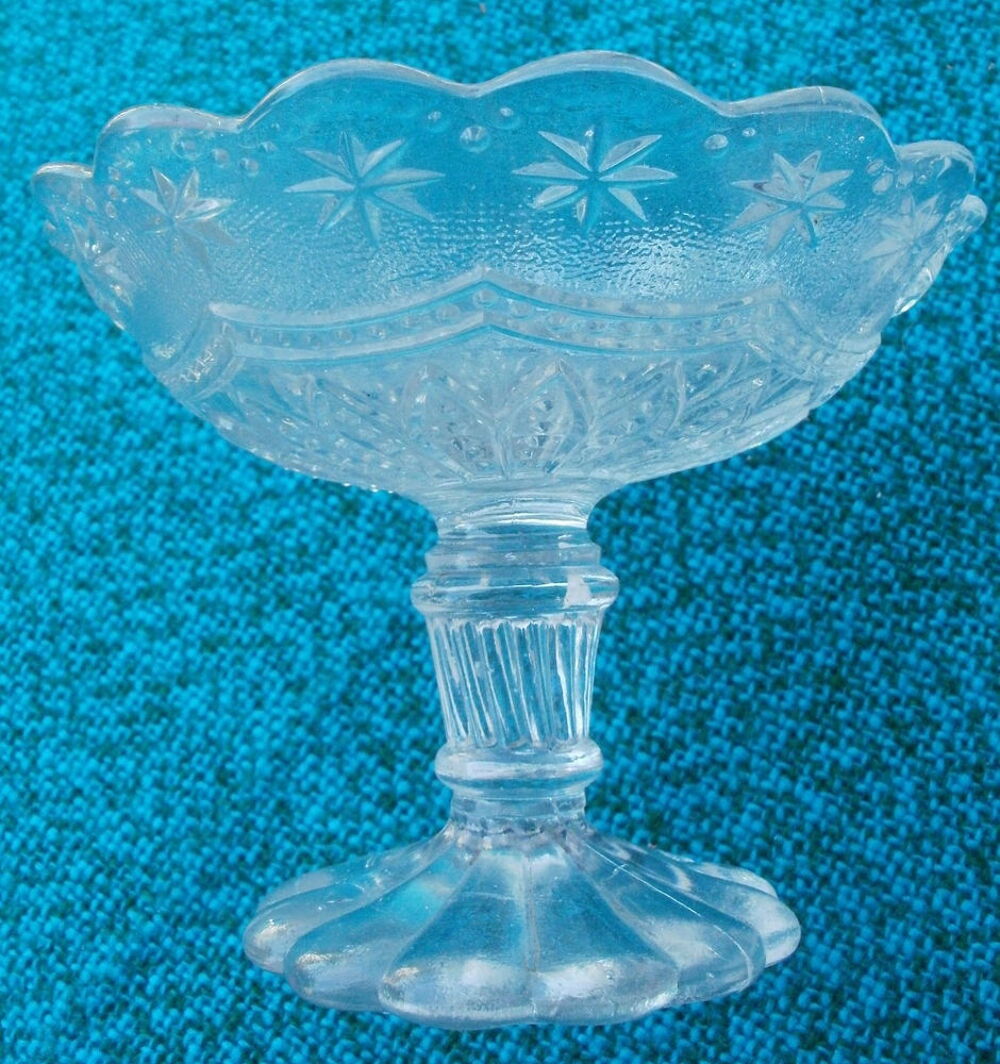 Coupe ancienne ou pr&eacute;sentoir en verre moul&eacute; Dcoration