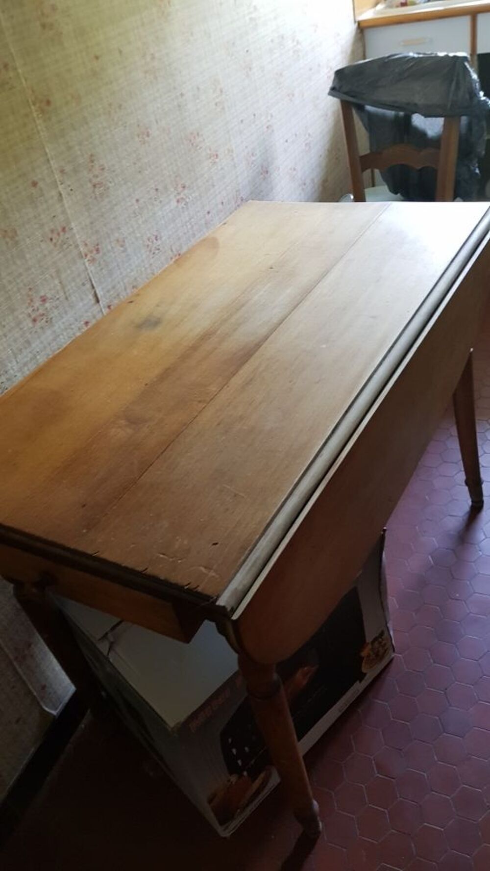 Table Ronde ancienne avec tiroir Meubles
