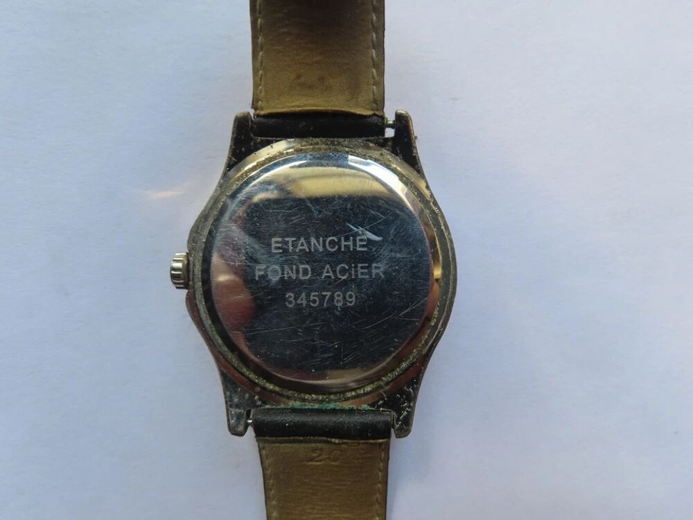 Lot de deux montres Action d'occasion livr&eacute;es sans pile avec Bijoux et montres