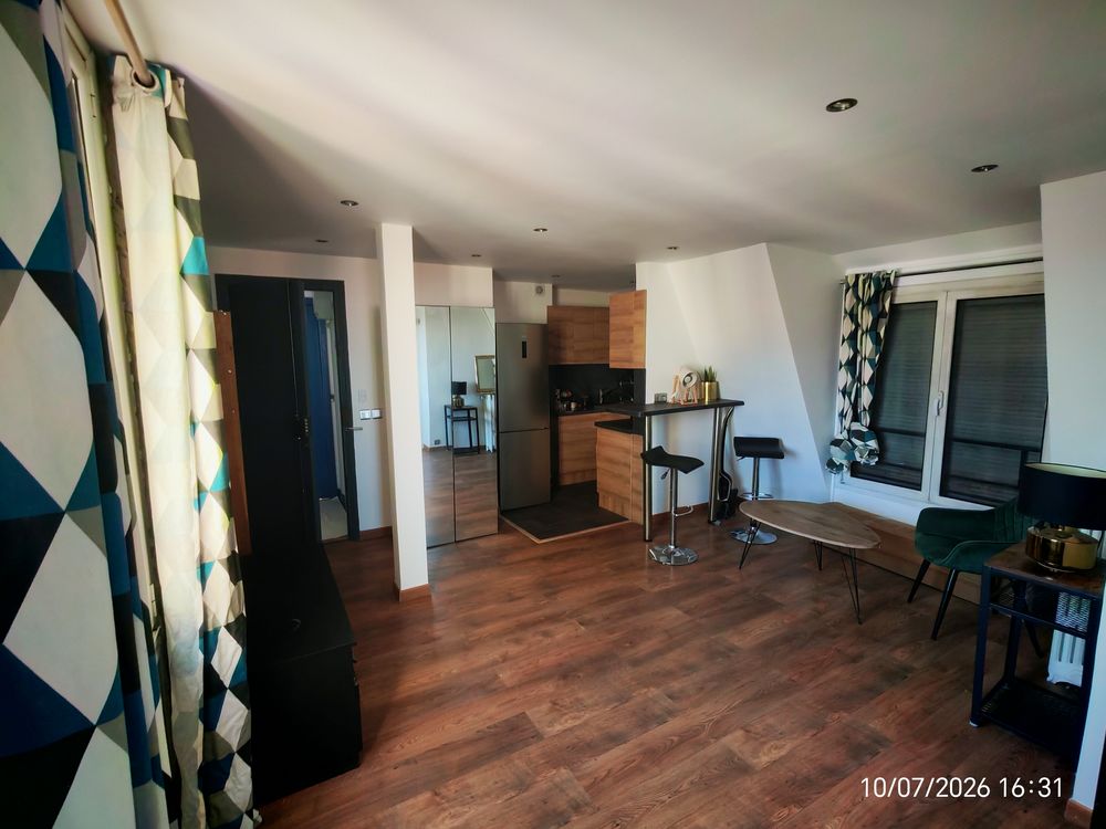 Location Appartement F2 Meublé, dernier étage lumineux, refait à neuf, au calme Paris 20