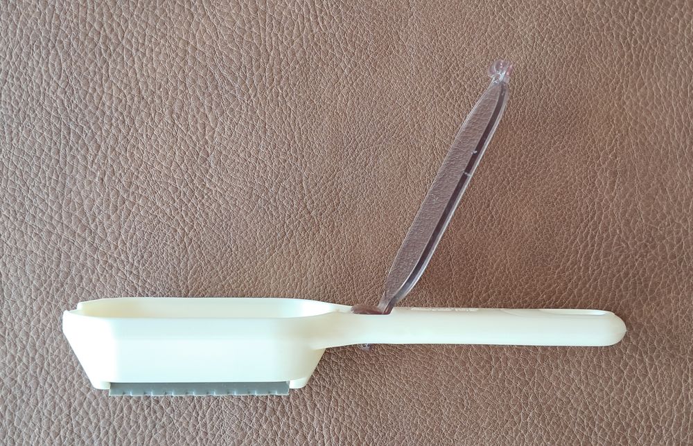 Ecailleur &agrave; poisson avec r&eacute;servoir 
17x4 cm
Cuisine