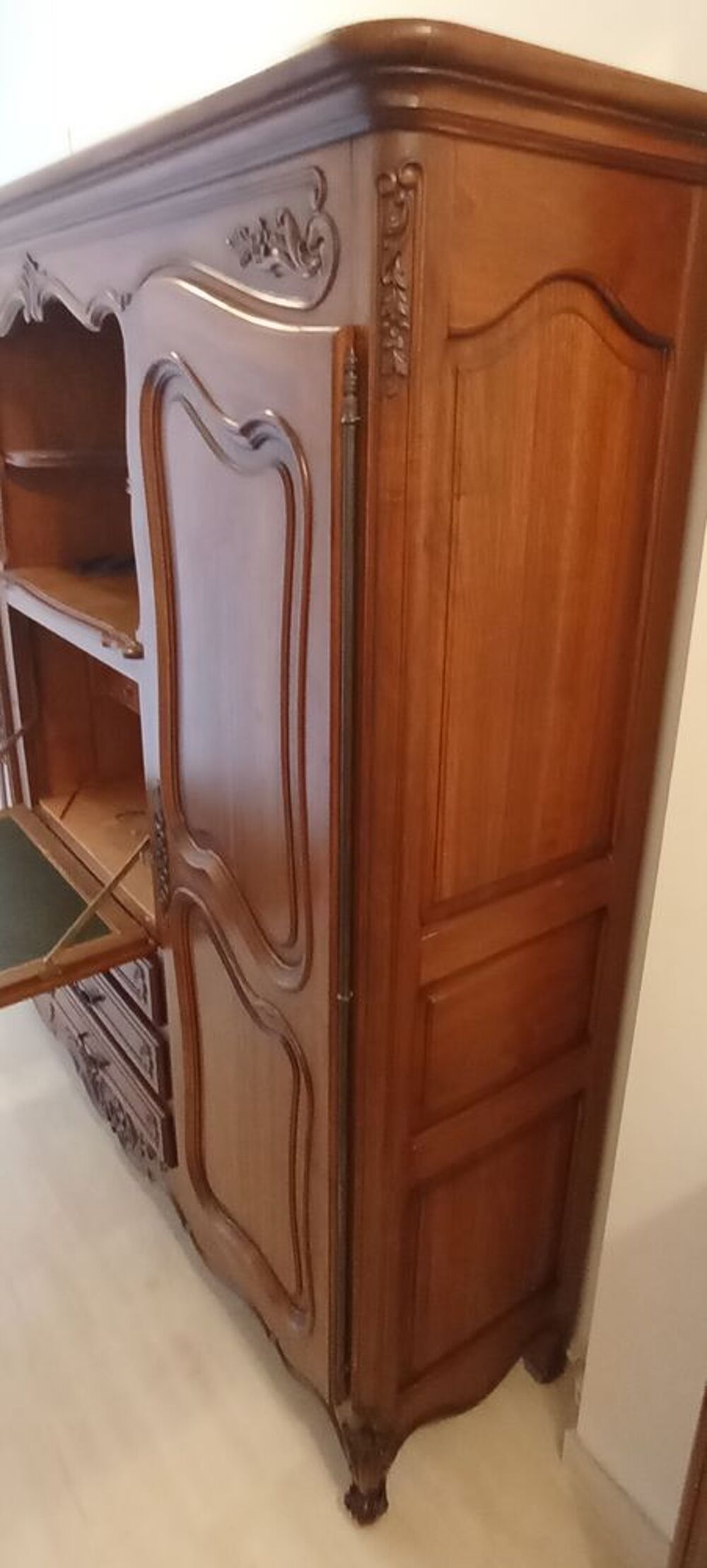 Grande armoire Louis-Philippe en noyer brut avec secr&eacute;taire Meubles