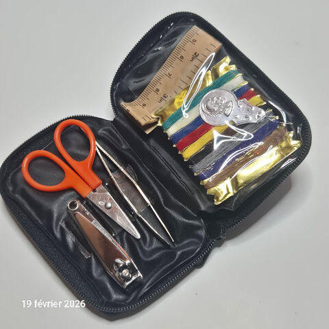 Mini trousse de voyage couture et manucure                   3 Saumur (49)