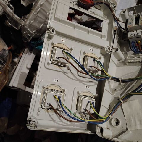 TABLE ELECTRIQUE EXTERIEUR � � PRISE DE COURANT 20 Revest-les-Roches (06)