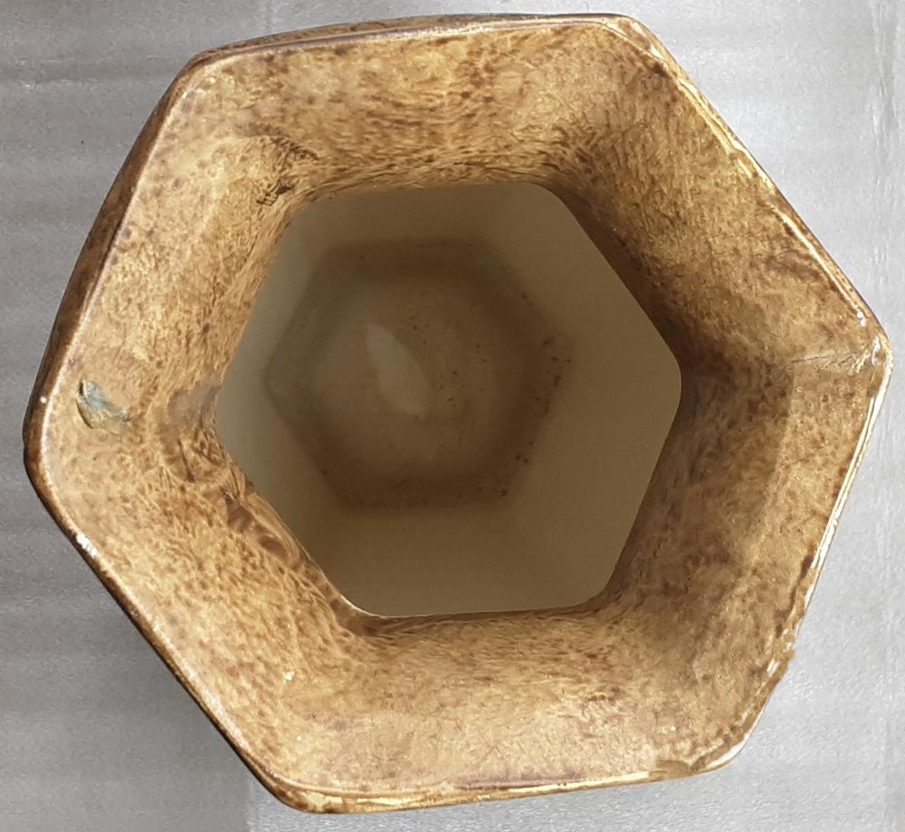 Vase hexagonal en terre cuite &eacute;maill&eacute;e, d&eacute;cor fleur de tourn Décoration