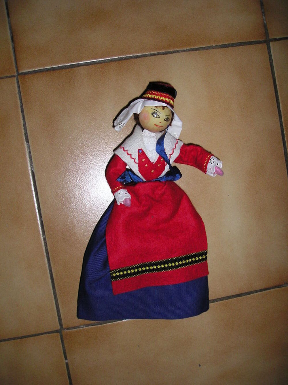 Lot de 3 poup&eacute;es anciennes dans leur costume r&eacute;gional
