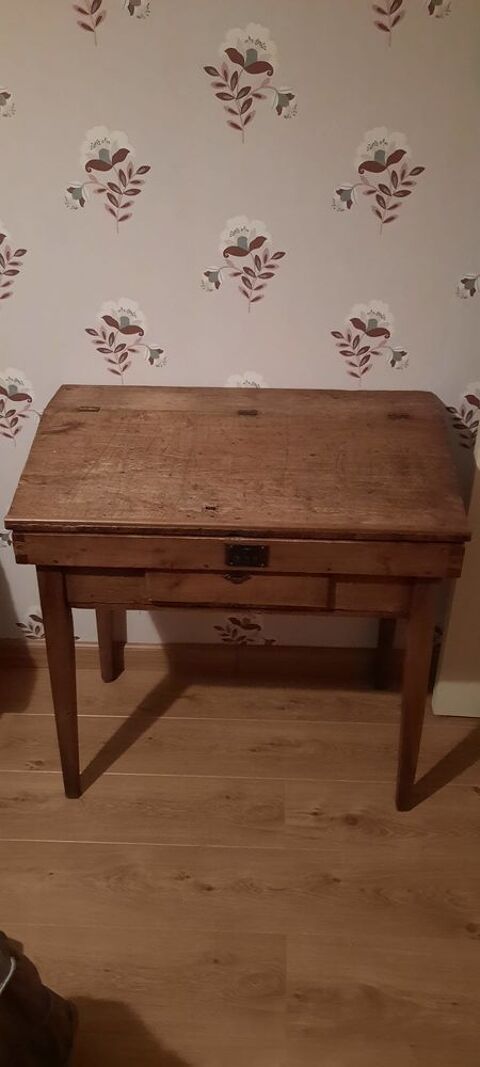 petit bureau d'écolier rustique 0 Le Lion-d'Angers (49)