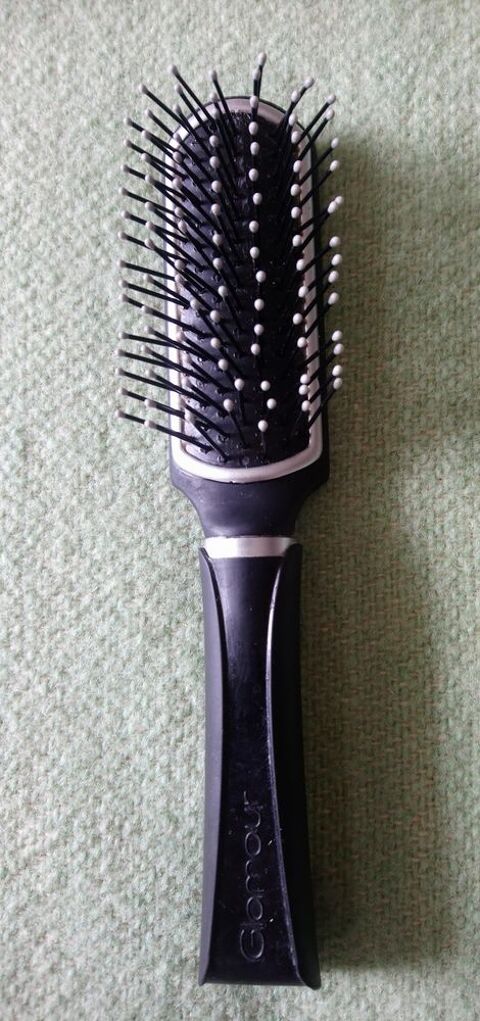 Brosse à cheveux 5 La Courneuve (93)