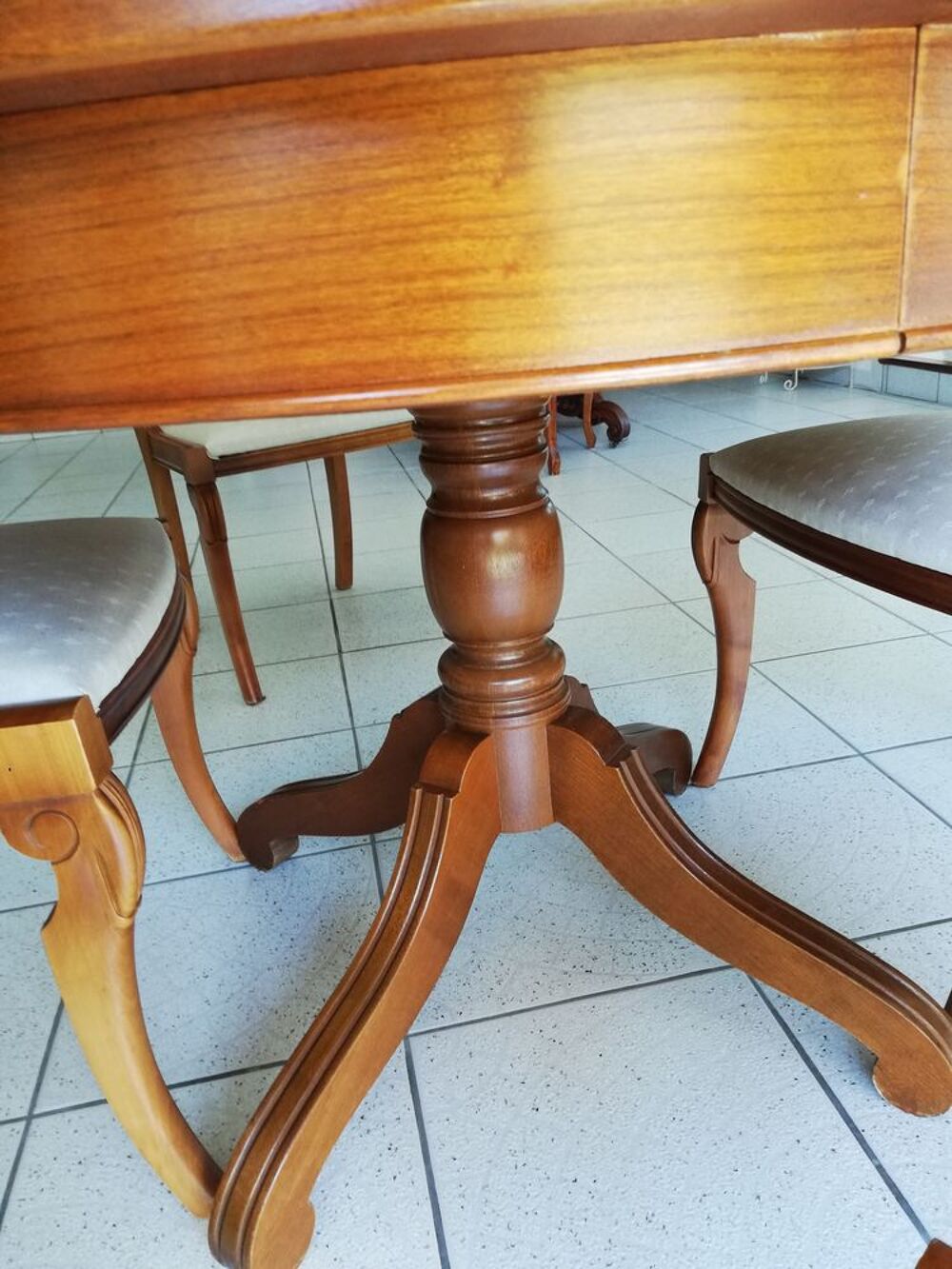 Table ronde de s&eacute;jour et 4 chaises &agrave; croisillons Meubles