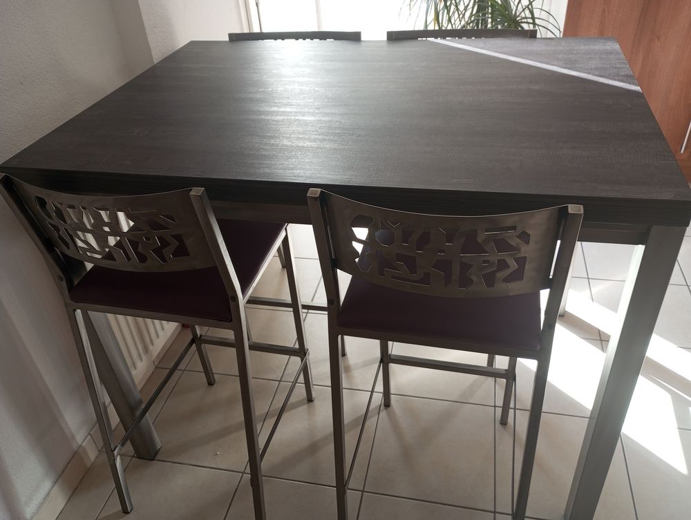 Table haute bois et m&eacute;tal. 4 tabourets Meubles