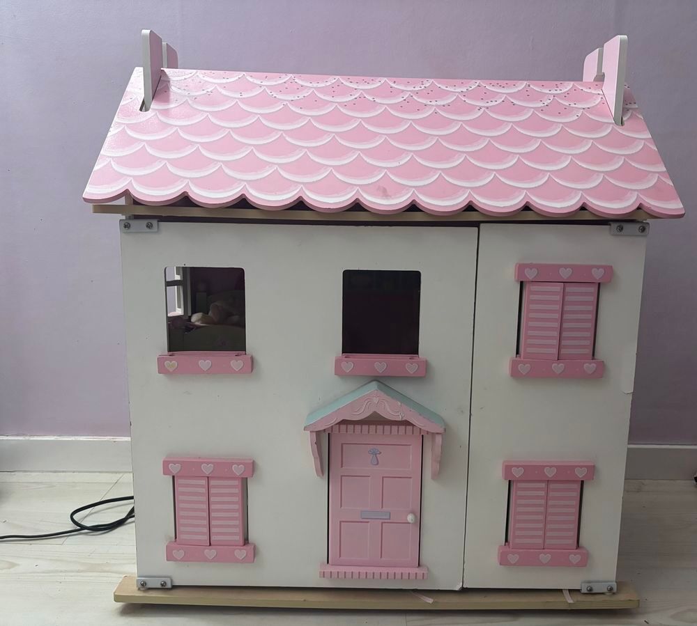 Maison de poup&eacute;es en bois meubl&eacute;e Jeux / jouets