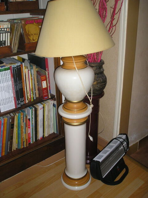 Colonne en céramique et sa lampe beige et or Saint-Bonnet-de-Four (03)