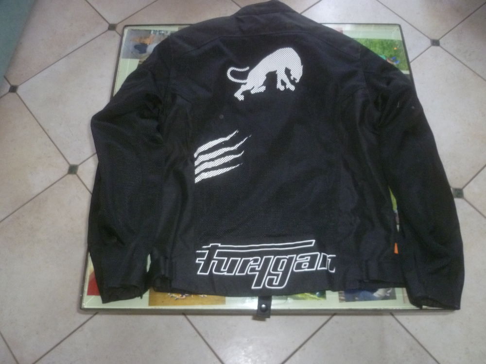 Blouson moto 
Vêtements