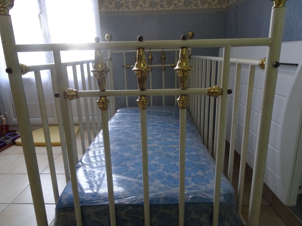 Lit b&eacute;b&eacute; en m&eacute;tal blanc et laiton Mobilier enfants