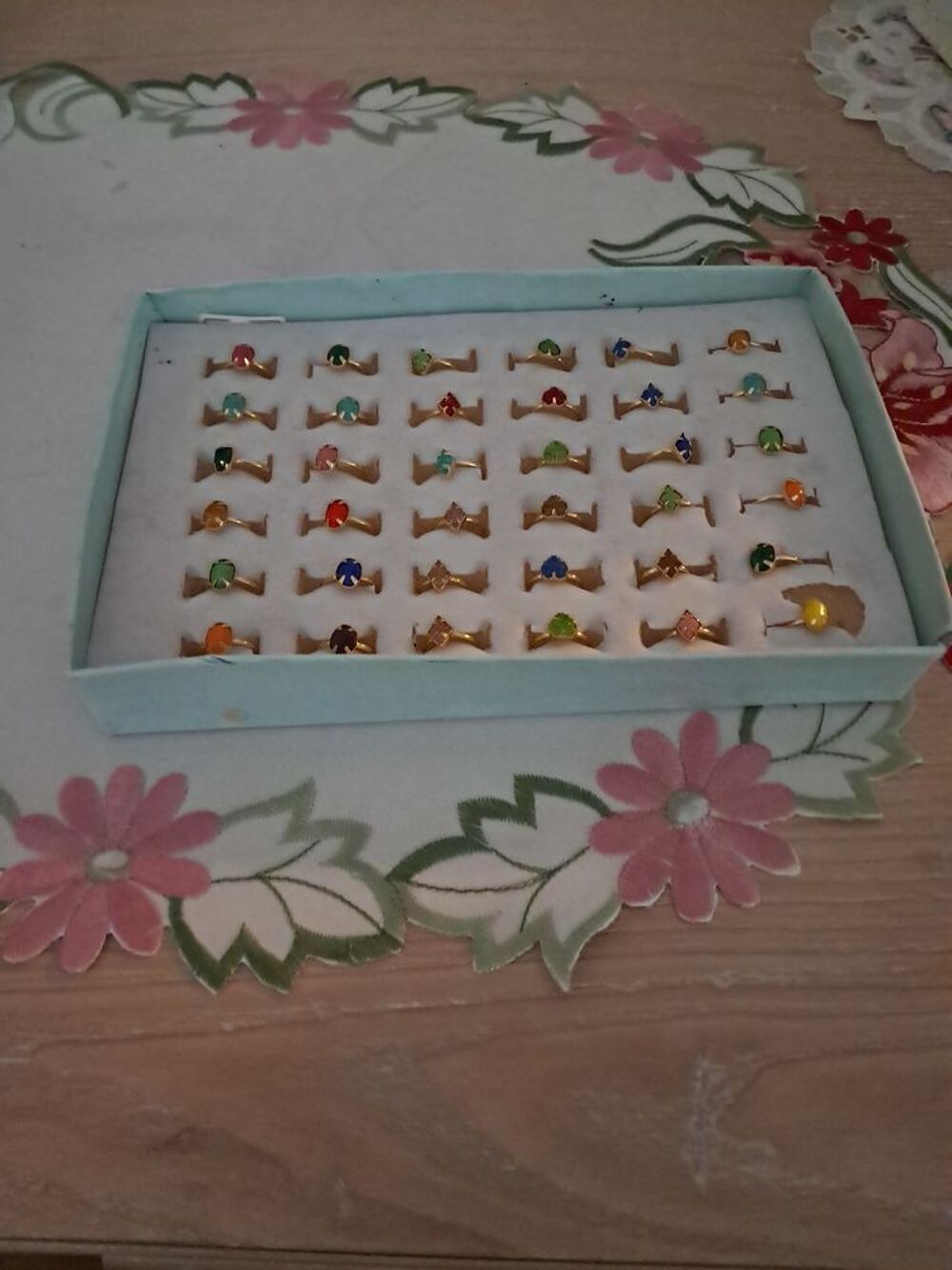 Lot de 36 bagues avec pierre color&eacute;es pour enfants Bijoux et montres