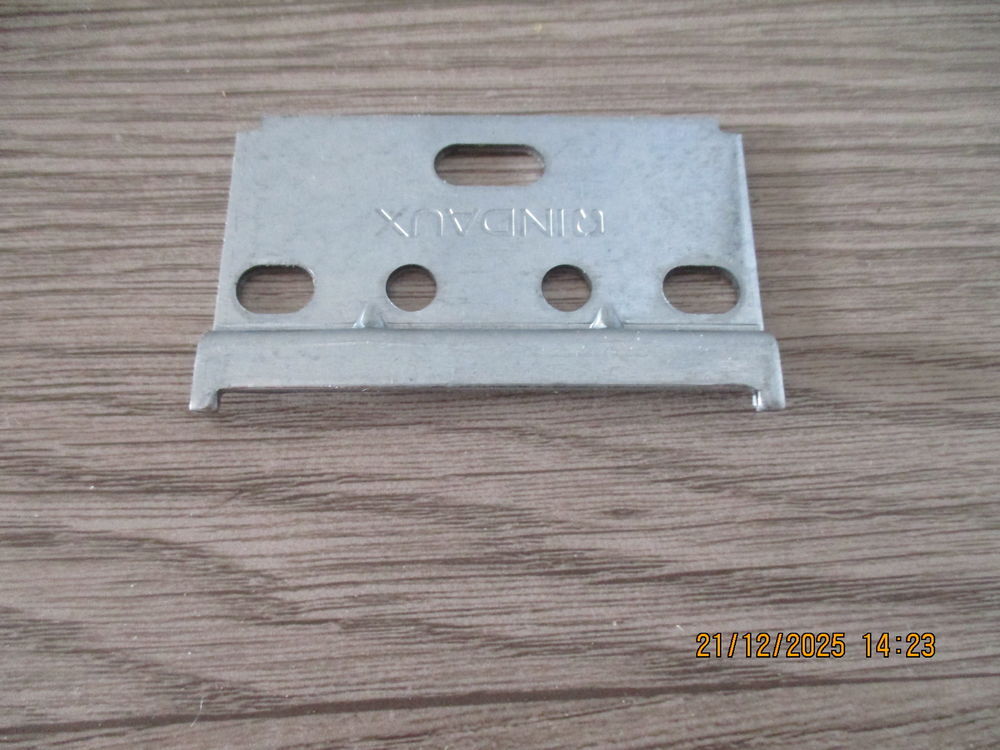 Patte de fixation pour meuble haut Bricolage