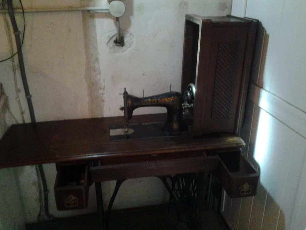 Machine &agrave; coudre &agrave; p&eacute;dale 