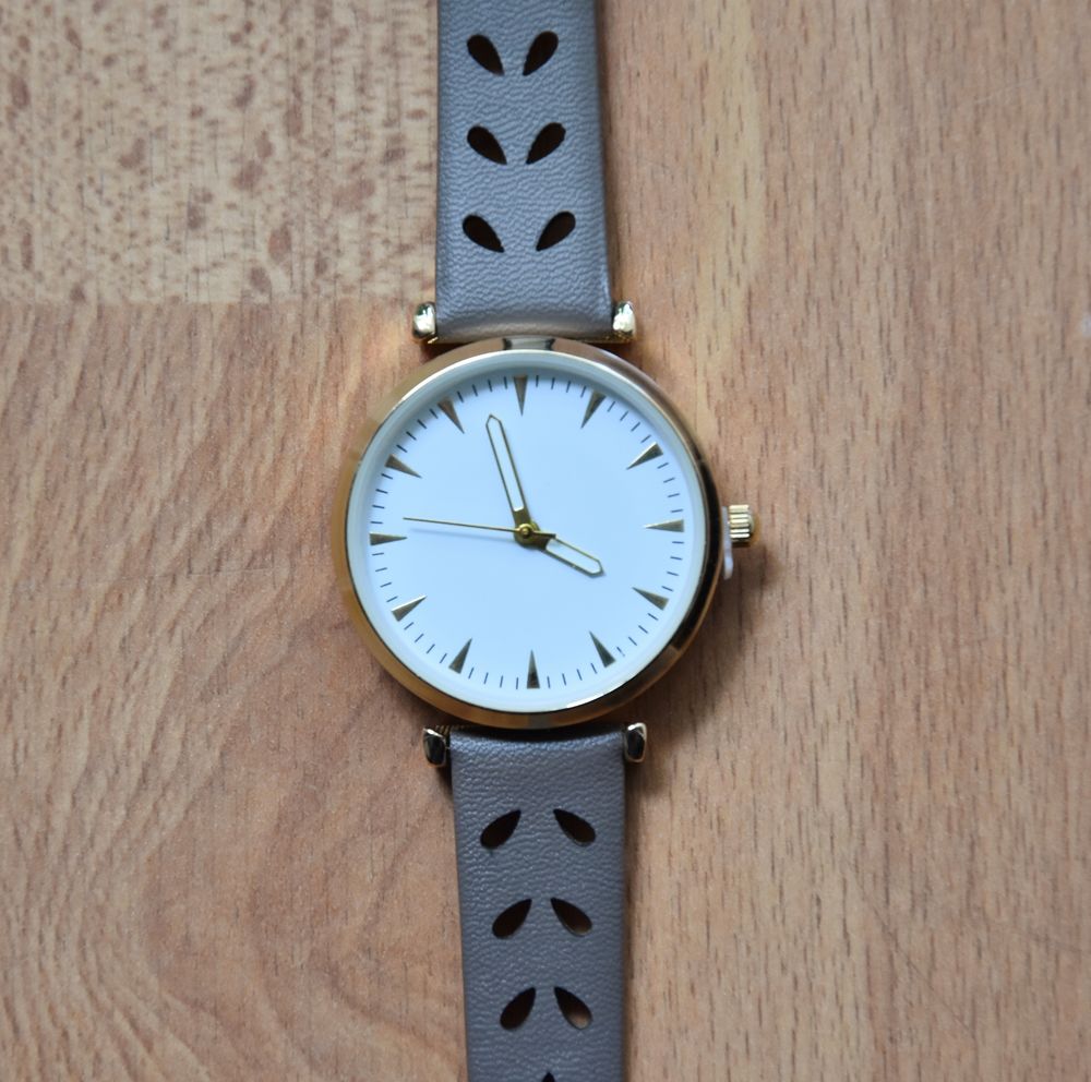 NEUVE. MONTRE avec &eacute;l&eacute;gant bracelet. NEUVE dans emballage.
Bijoux et montres