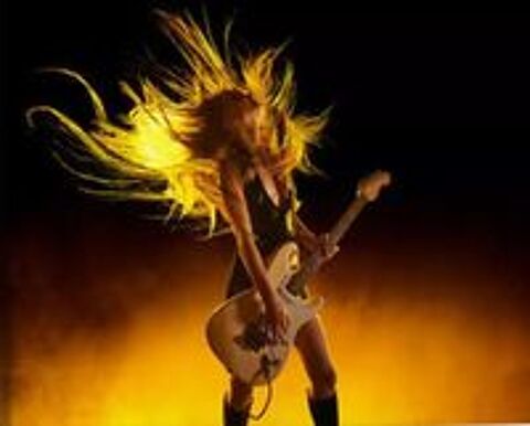   DAME PROF. Donne COURS de GUITARE, TS STYLES TS NIVEAUX 