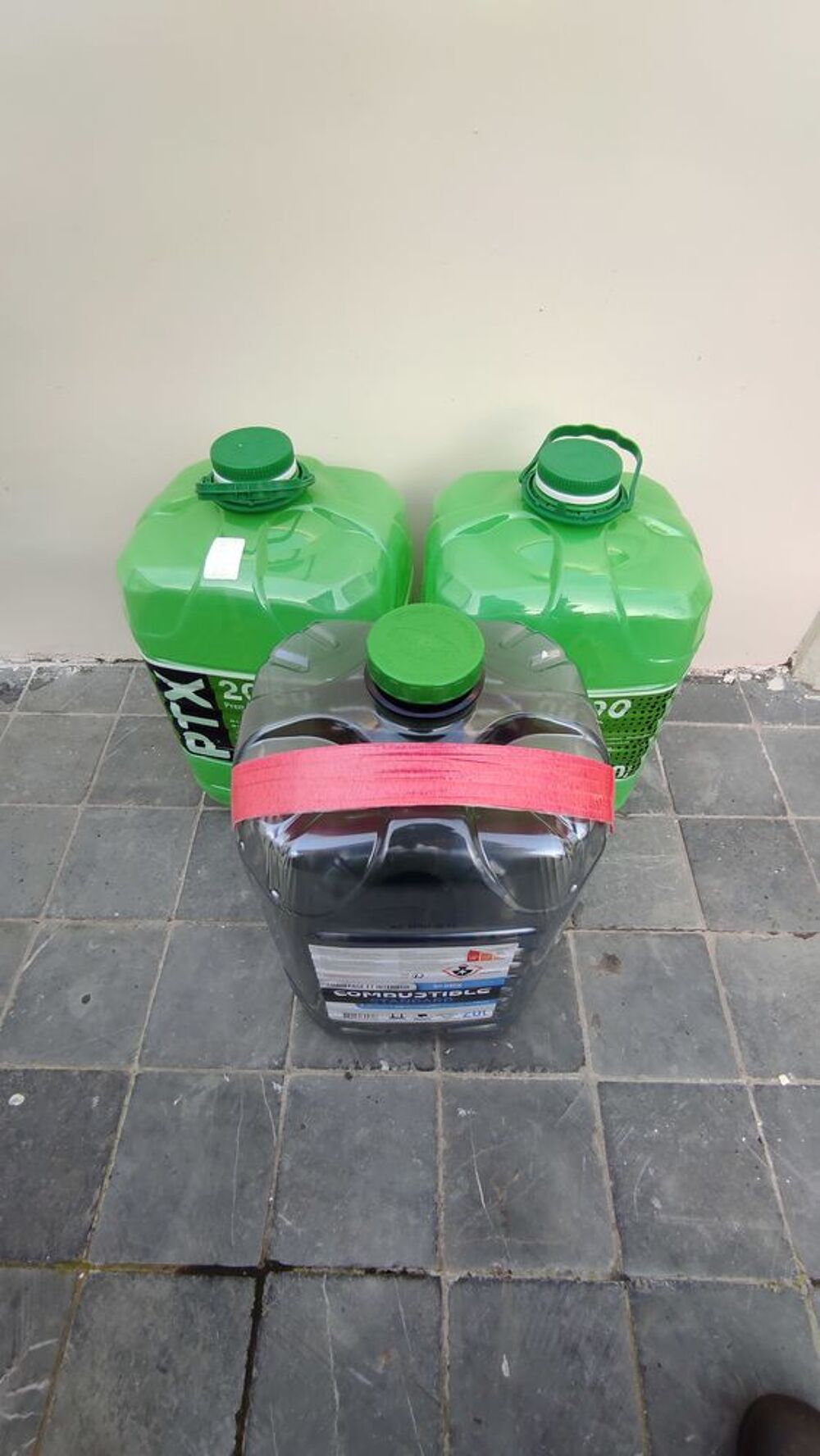 3 bidons de p&eacute;trole vide 2 euros par bidon Bricolage
