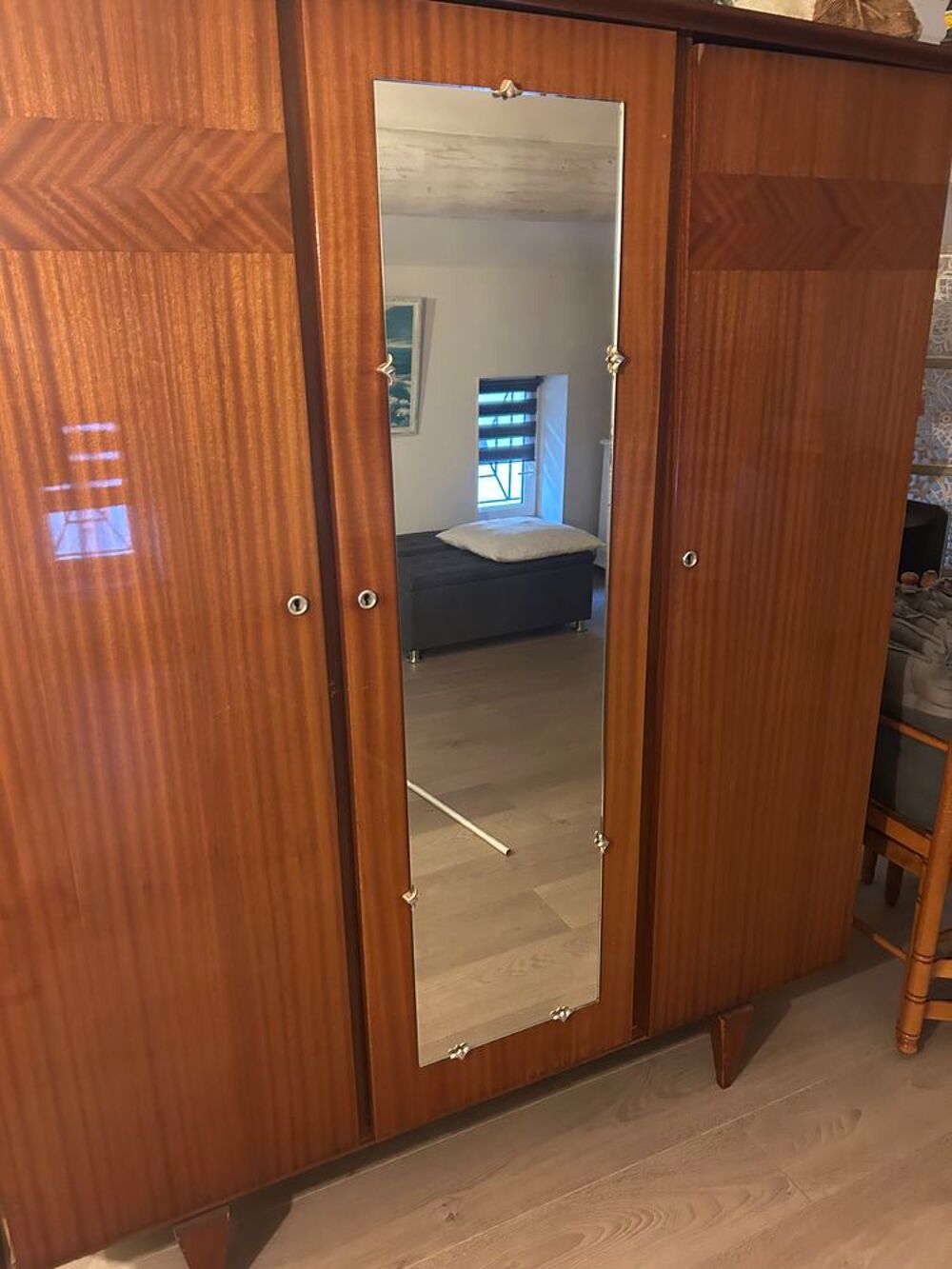 Armoire, trois portes avec tiroir et miroir Meubles