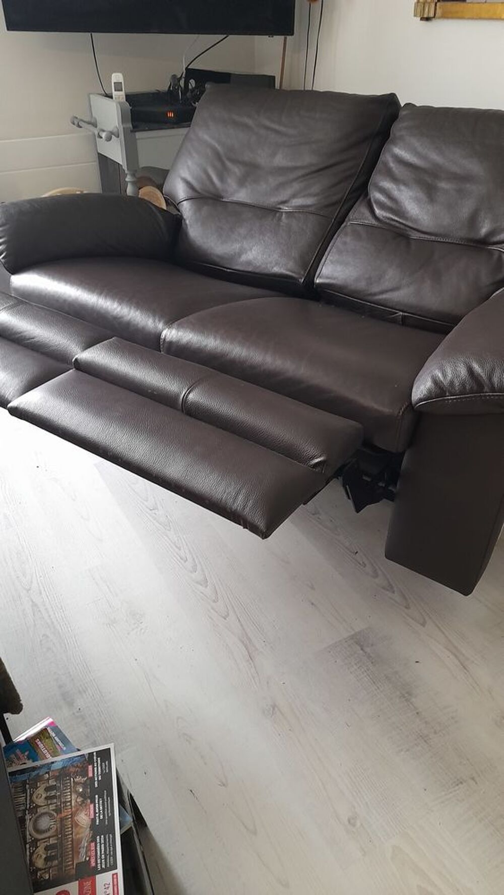 Canap&eacute; cuir marron 2 places avec reposes pieds &eacute;lectriques Meubles