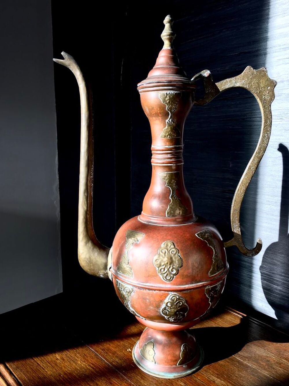 Aigui&egrave;re orientale ancienne cuivre et laiton , hauteur:56cm Décoration
